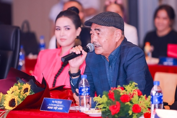 NSND Việt Anh chấm thi 'Đẹp từng milimet'