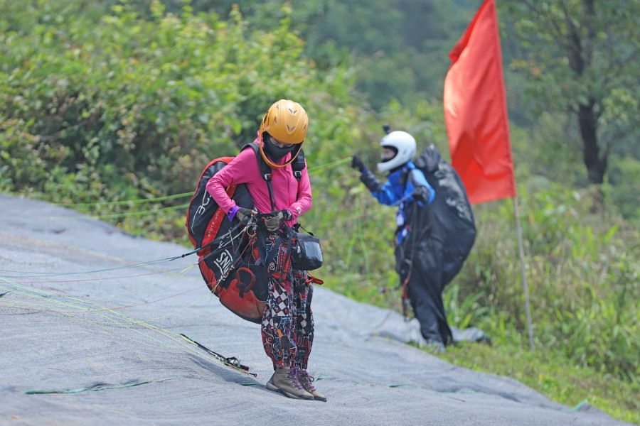 Nữ phi công đi 10 tiếng lên núi Lai Châu, đọ tài lượn dù cùng anh tài thế giới