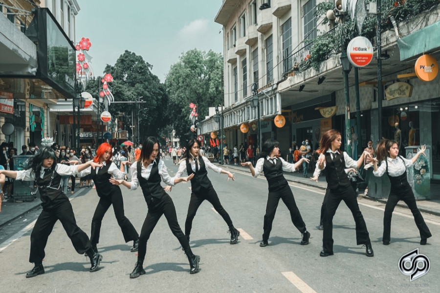 Diplomatic girls show off their fiery choreography on the pedestrian street