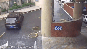 Nữ tài xế lái Porsche luống cuống đâm sập tường bãi đỗ
