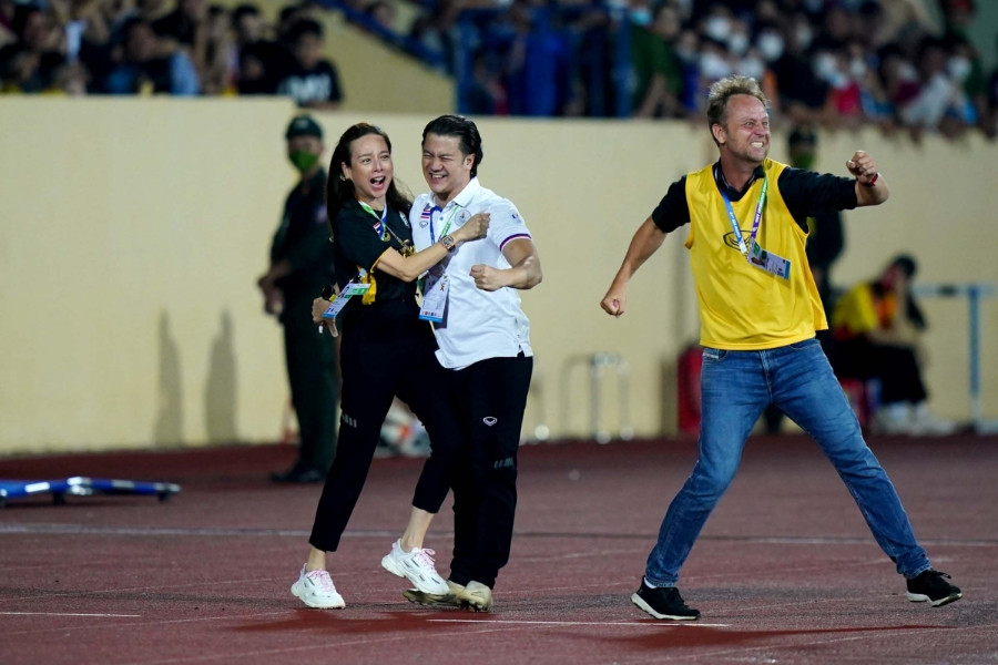 Nữ trưởng đoàn U23 Thái Lan ăn mừng cực sung khi đội nhà thắng to