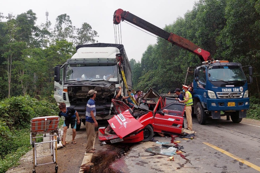 Ô tô đối đầu, chồng tử vong, 3 mẹ con bị mắc kẹt trong xe