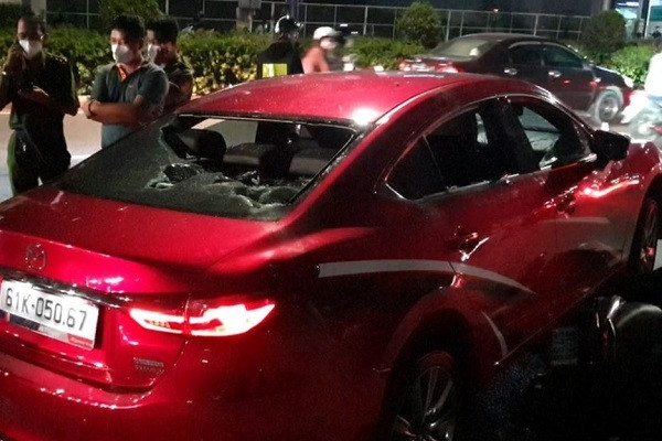 Ô tô kéo lê xe máy suốt 3km, nhiều người rượt đuổi chặn xe đập phá