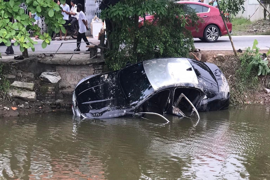 Ô tô lao xuống mương nước lật ngửa ở Hải Phòng, 2 người tử vong