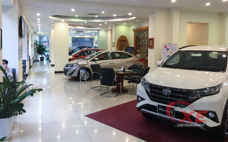 Ô tô Việt bán đắt hàng kỷ lục dù giá tăng vù vù