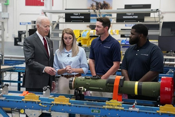 Ông Biden tới thăm nhà máy sản xuất tên lửa chống tăng cho Ukraine