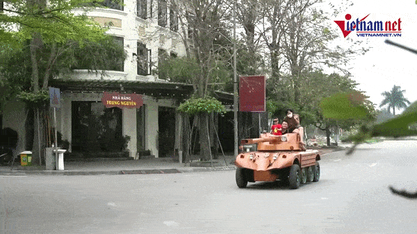 Ông bố ở Bắc Ninh chi 250 triệu đồng biến ô tô cũ thành xe tăng, đưa con trai vi vu