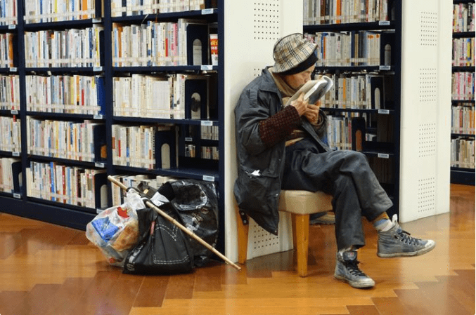 Ông lão nhặt rác được tạc tượng ở thư viện, phía sau là chuyện cảm động