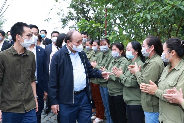 Chủ tịch nước thăm một số mô hình hợp tác xã có sản phẩm sáng tạo cao tại Ninh Bình