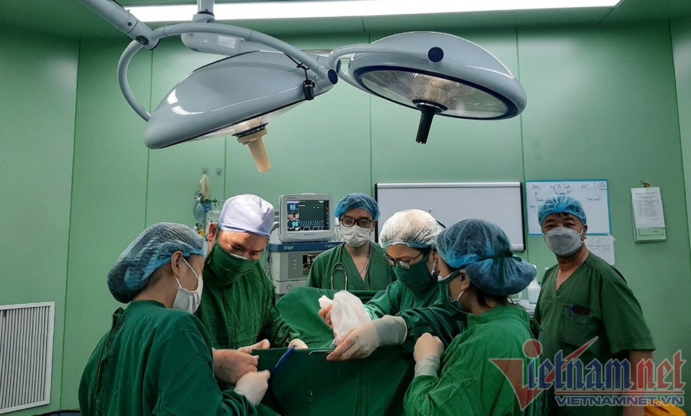 Surgery for ovarian tumor weighing 6kg in a woman in Nghe An