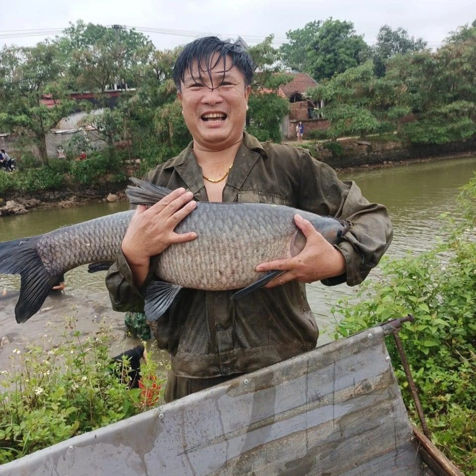 Phiên chợ lạ toàn cá, dân xếp hàng chia phần chẳng cần cân ở Bắc Giang - 4