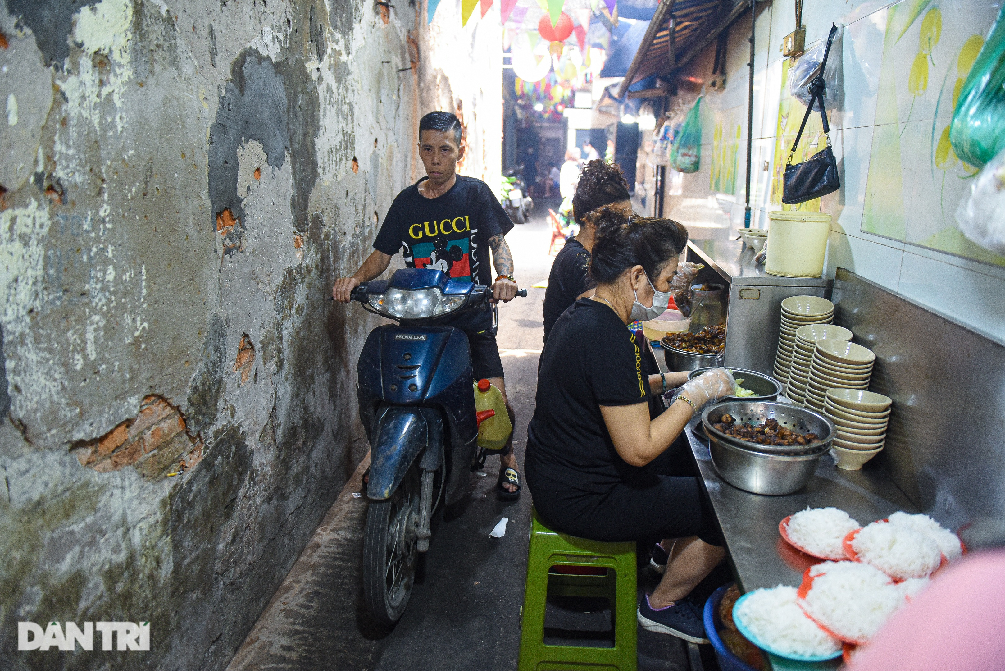 Quán bún chả 23 năm nằm nép trong ngõ chật, ngày bán 500 suất tại Hà Nội - 1