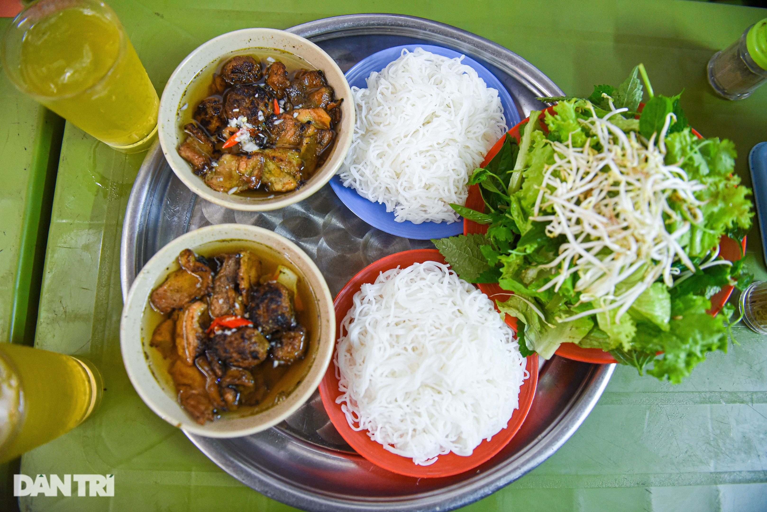 Quán bún chả 23 năm nằm nép trong ngõ chật, ngày bán 500 suất tại Hà Nội - 7