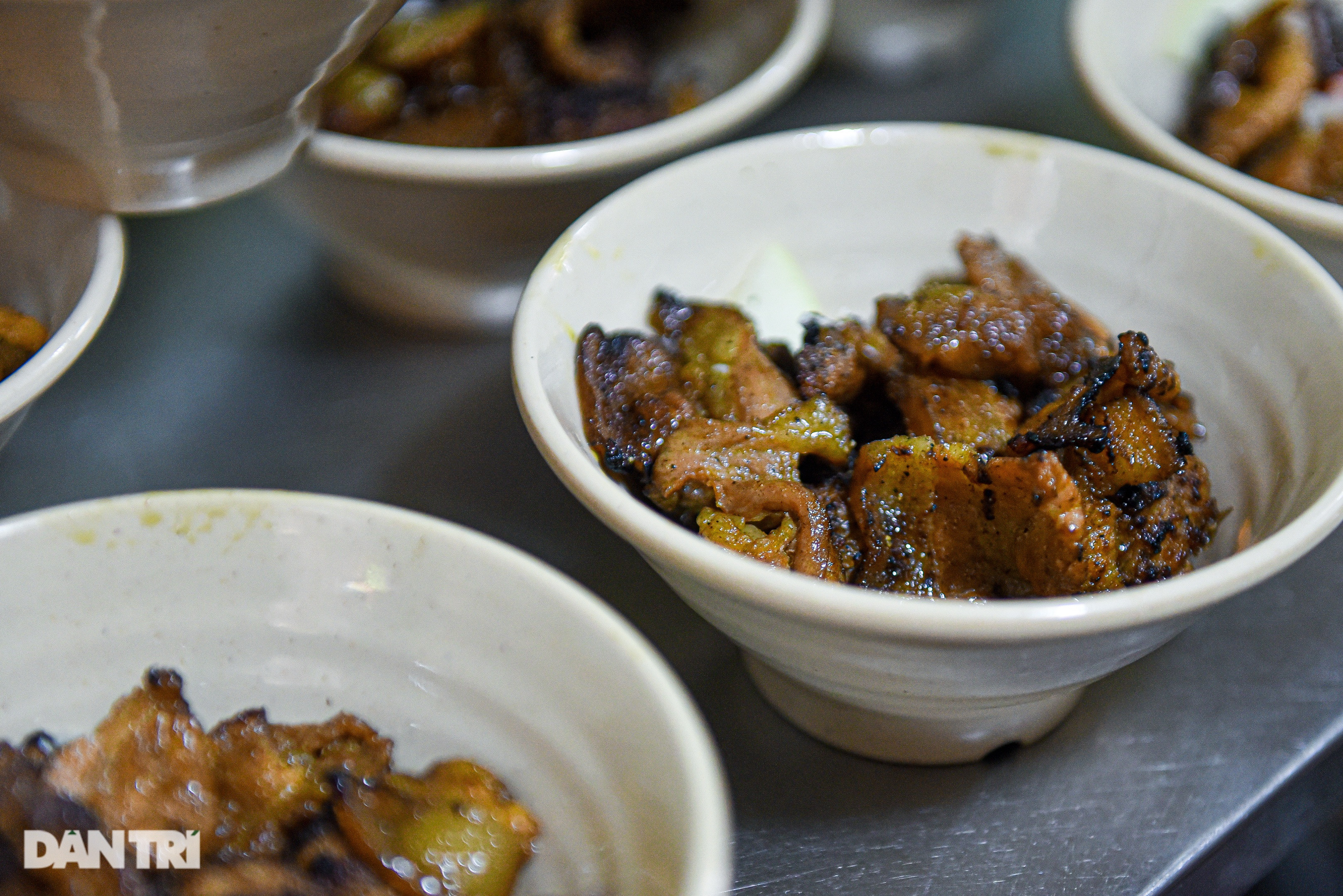 Quán bún chả 23 năm nằm nép trong ngõ chật, ngày bán 500 suất tại Hà Nội - 6