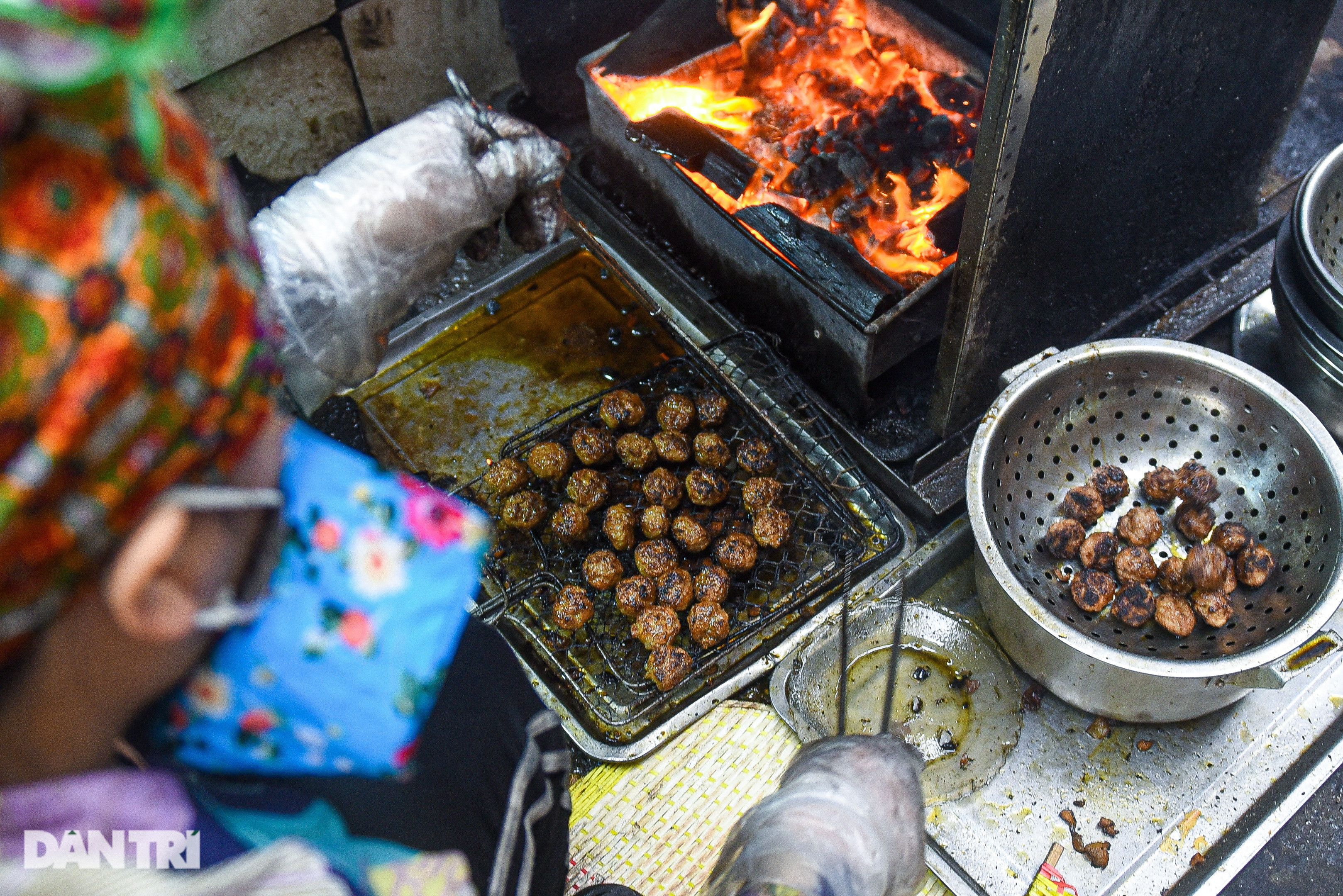 Quán bún chả 23 năm nằm nép trong ngõ chật, ngày bán 500 suất tại Hà Nội - 4