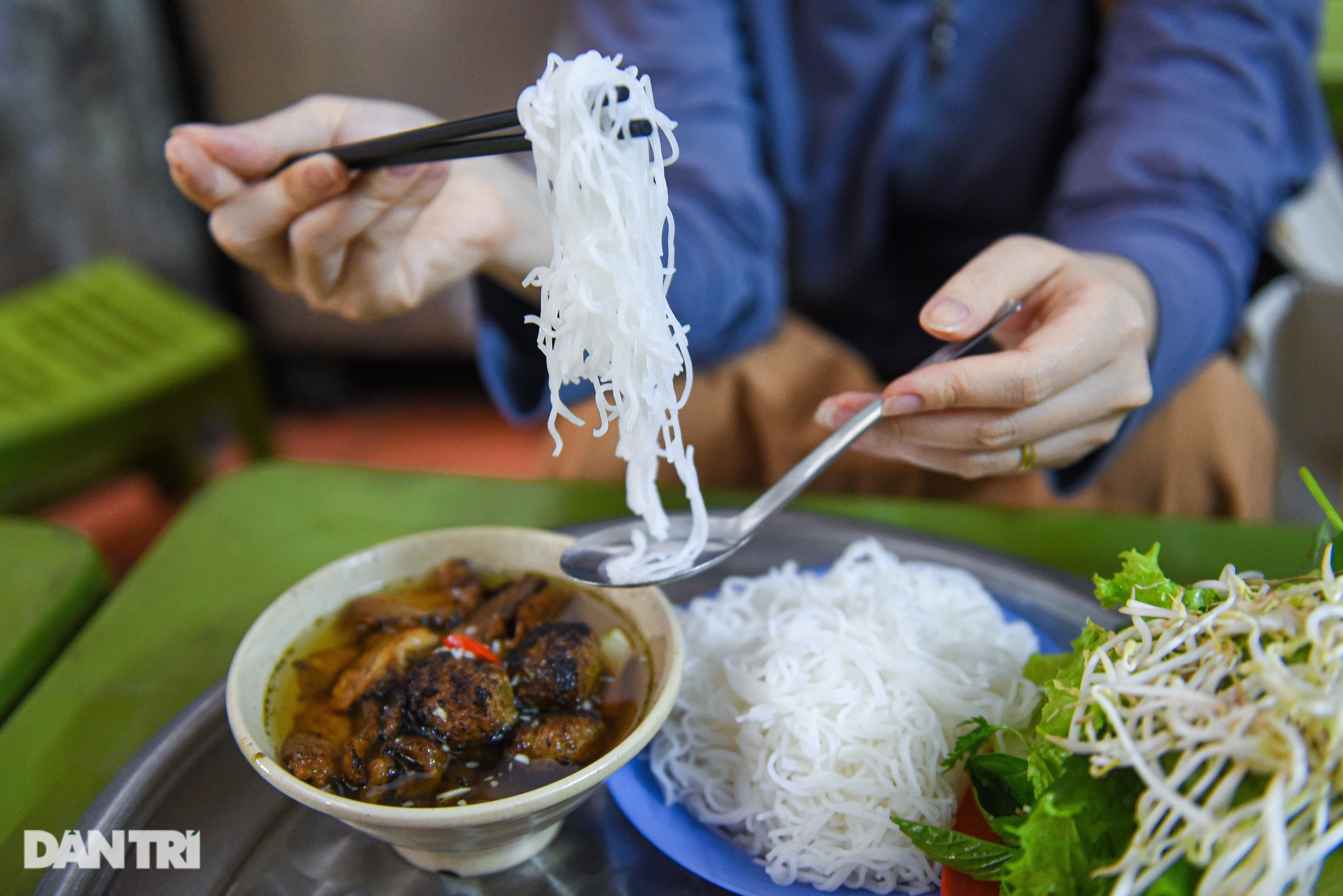 Quán bún chả 23 năm nằm nép trong ngõ chật, ngày bán 500 suất tại Hà Nội - 9