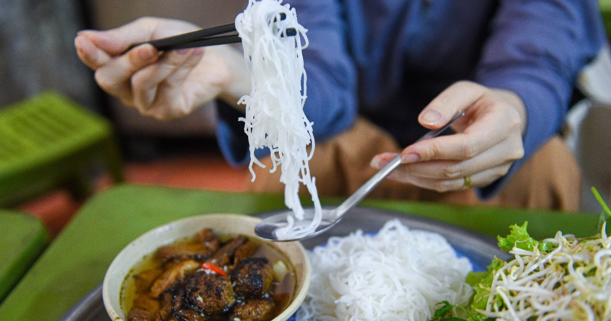 Quán bún chả 23 năm nằm nép trong ngõ chật, ngày bán 500 suất tại Hà Nội
