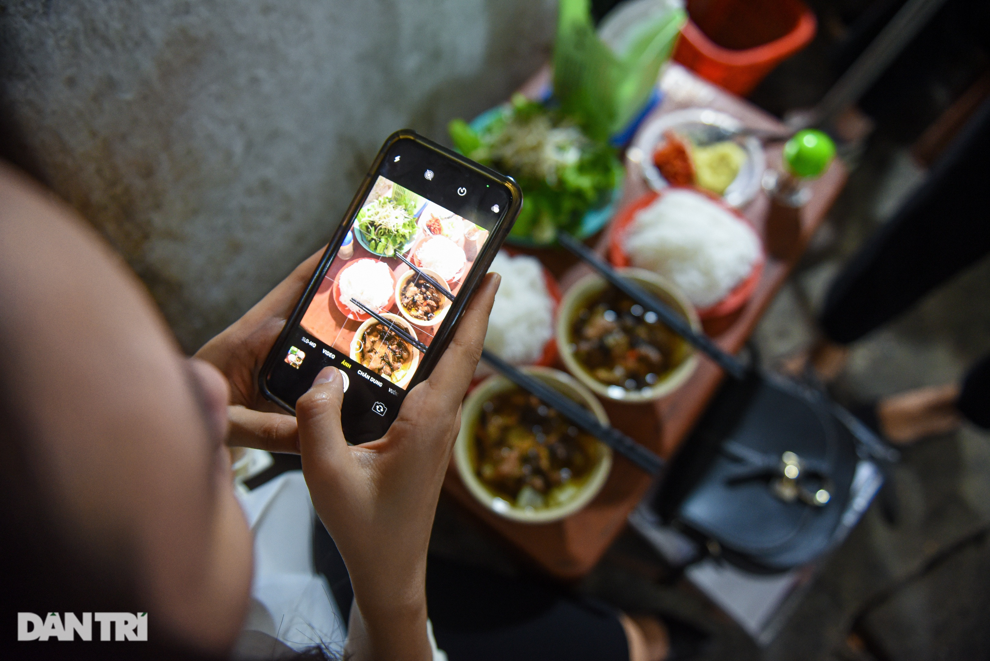 Quán bún chả 23 năm nằm nép trong ngõ chật, ngày bán 500 suất tại Hà Nội - 8