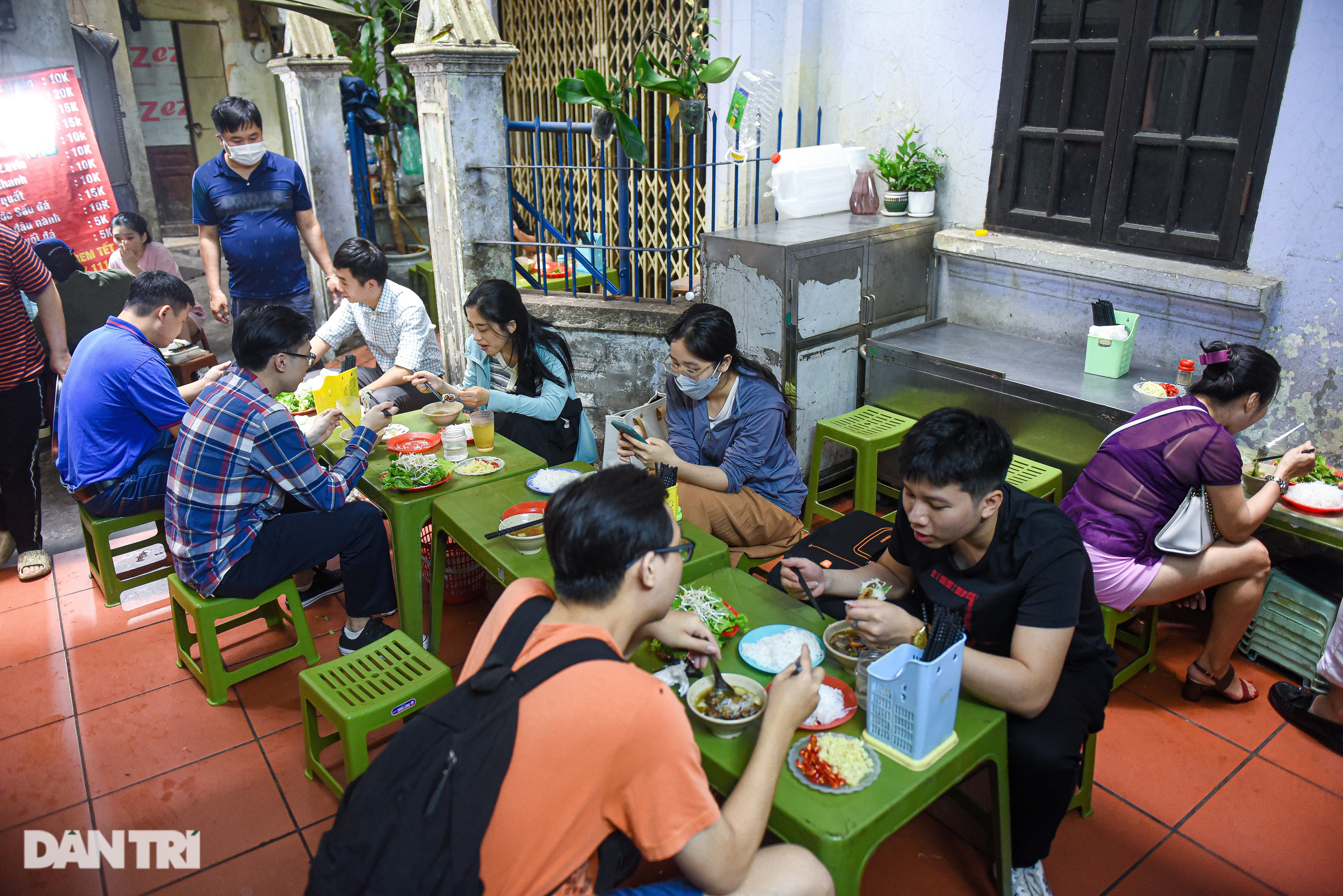 Quán bún chả 23 năm nằm nép trong ngõ chật, ngày bán 500 suất tại Hà Nội - 2