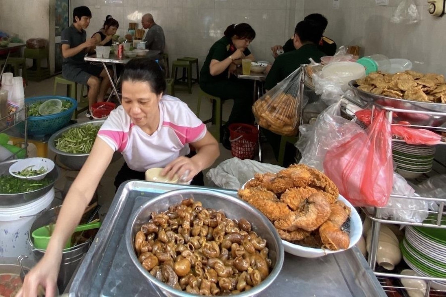 Quán bún đầu cá độc lạ, siêu hút khách ở Hà Nội