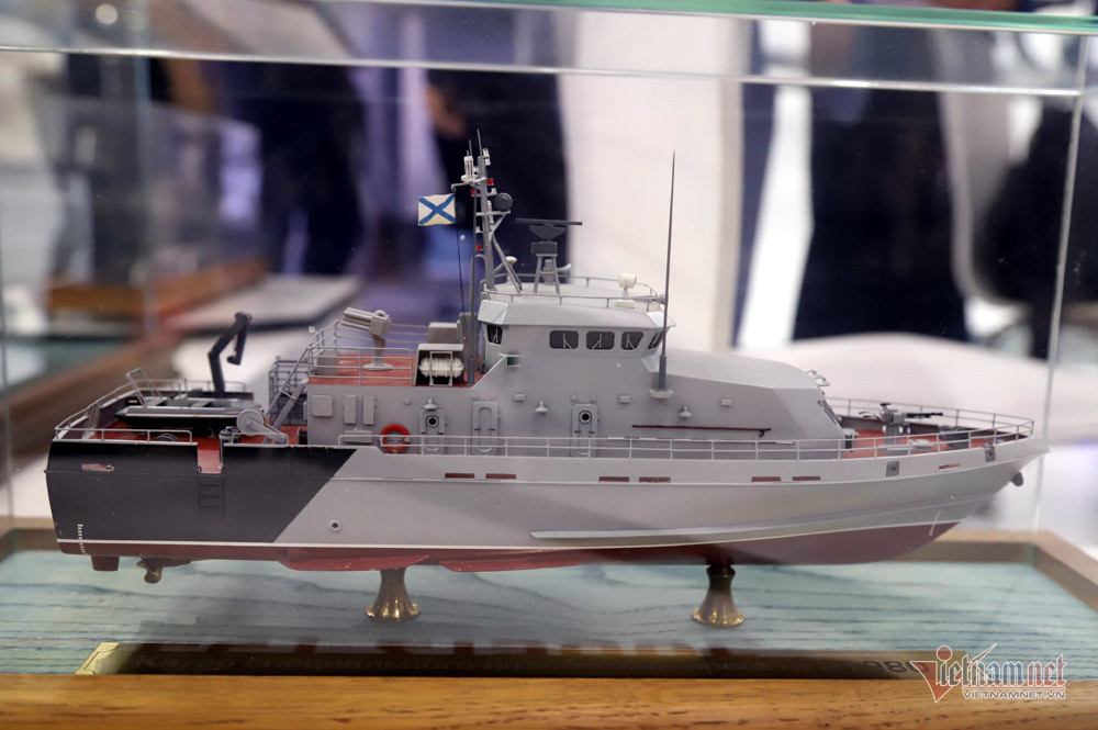 Chiêm ngưỡng tên lửa, tàu chiến, xe tăng cực mạnh ở Hà Nội