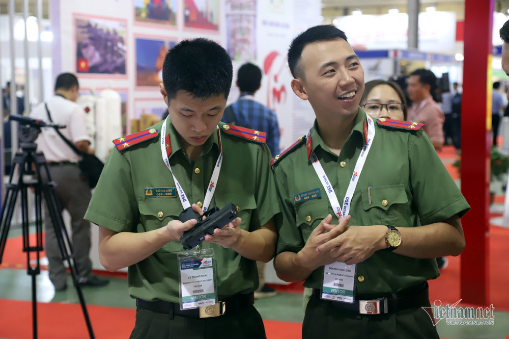 Chiêm ngưỡng tên lửa, tàu chiến, xe tăng cực mạnh ở Hà Nội