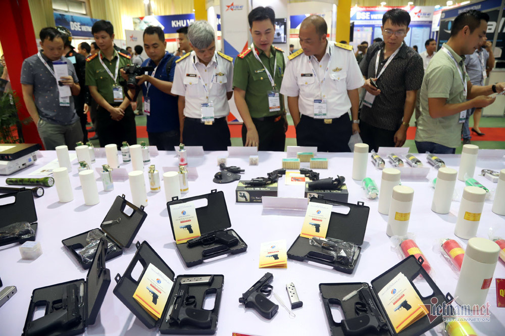 Chiêm ngưỡng tên lửa, tàu chiến, xe tăng cực mạnh ở Hà Nội