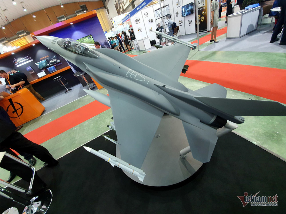 Chiêm ngưỡng tên lửa, tàu chiến, xe tăng cực mạnh ở Hà Nội