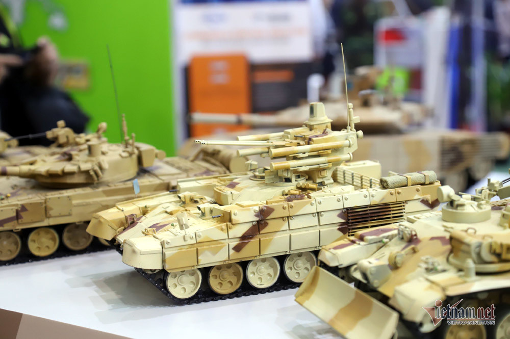 Chiêm ngưỡng tên lửa, tàu chiến, xe tăng cực mạnh ở Hà Nội