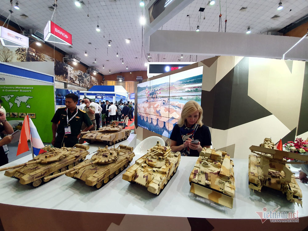 Chiêm ngưỡng tên lửa, tàu chiến, xe tăng cực mạnh ở Hà Nội