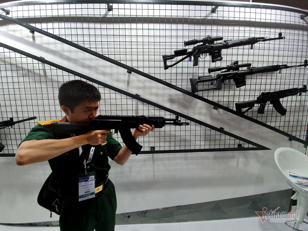 Chiêm ngưỡng tên lửa, tàu chiến, xe tăng cực mạnh ở Hà Nội