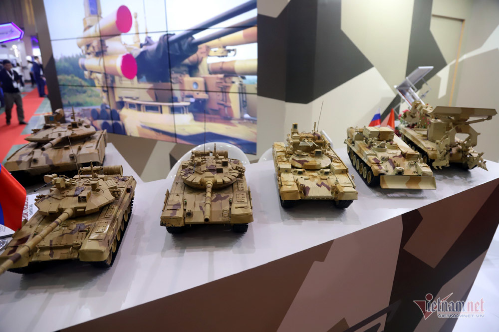 Chiêm ngưỡng tên lửa, tàu chiến, xe tăng cực mạnh ở Hà Nội