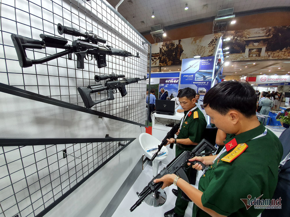 Chiêm ngưỡng tên lửa, tàu chiến, xe tăng cực mạnh ở Hà Nội