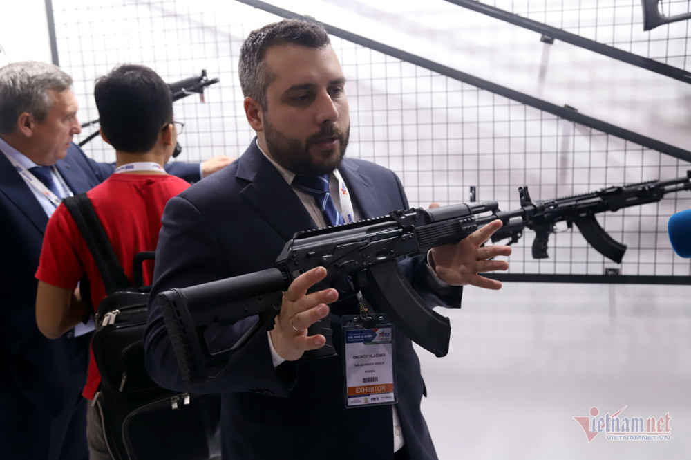 Chiêm ngưỡng tên lửa, tàu chiến, xe tăng cực mạnh ở Hà Nội