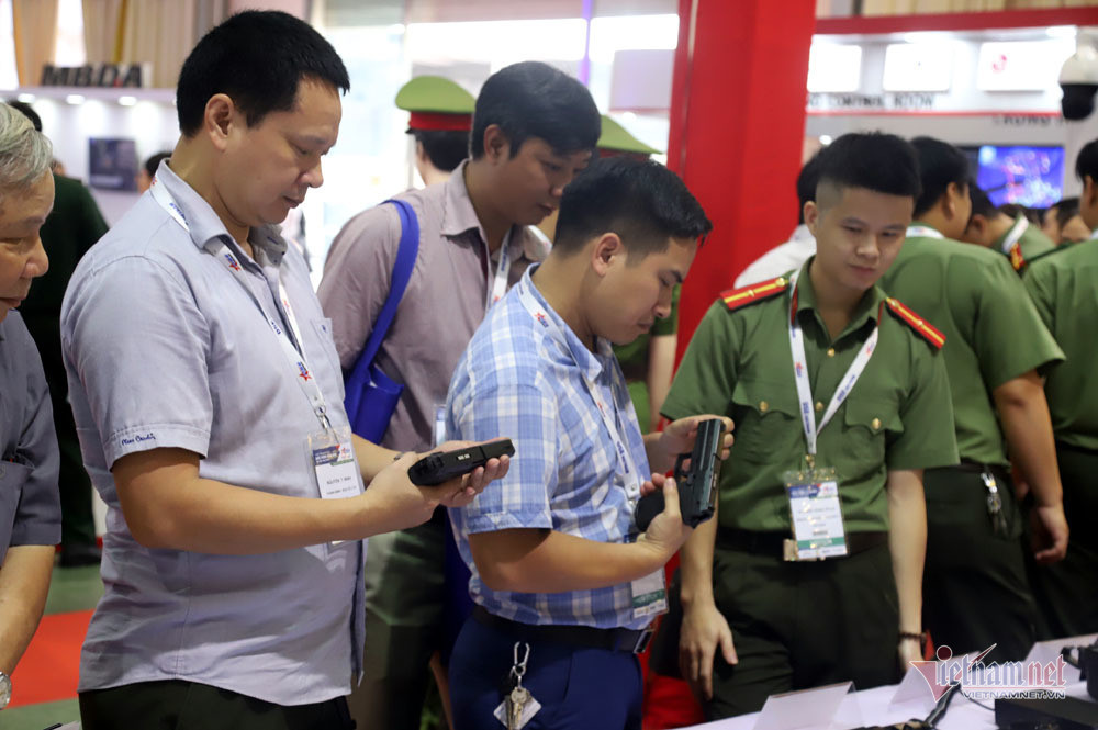 Chiêm ngưỡng tên lửa, tàu chiến, xe tăng cực mạnh ở Hà Nội