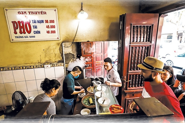 Quán phở gia truyền nổi tiếng phố cổ 'méo mặt' vì khủng hoảng giá cả