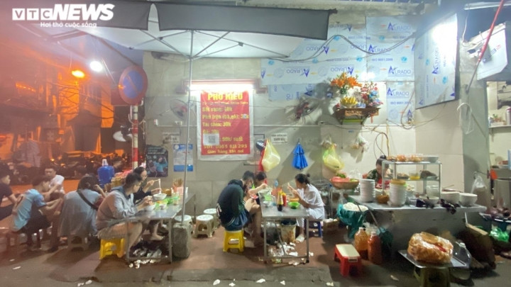 Quán phở kỳ lạ ở Hà Nội: Chỉ đông khách lúc nửa đêm, bán vài trăm bát một ngày - 2