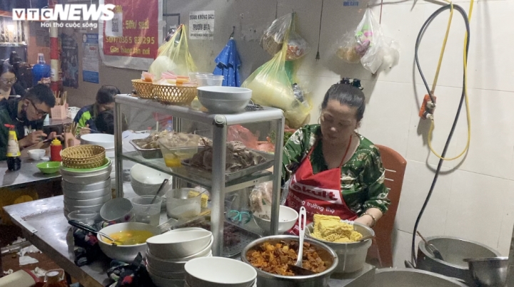 Quán phở kỳ lạ ở Hà Nội: Chỉ đông khách lúc nửa đêm, bán vài trăm bát một ngày - 3