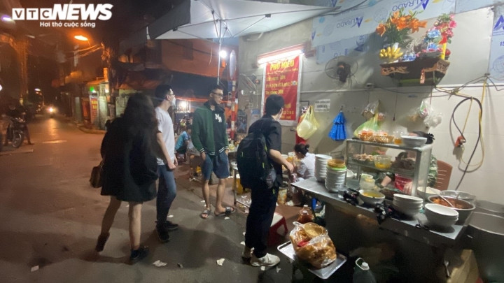 Quán phở kỳ lạ ở Hà Nội: Chỉ đông khách lúc nửa đêm, bán vài trăm bát một ngày - 1