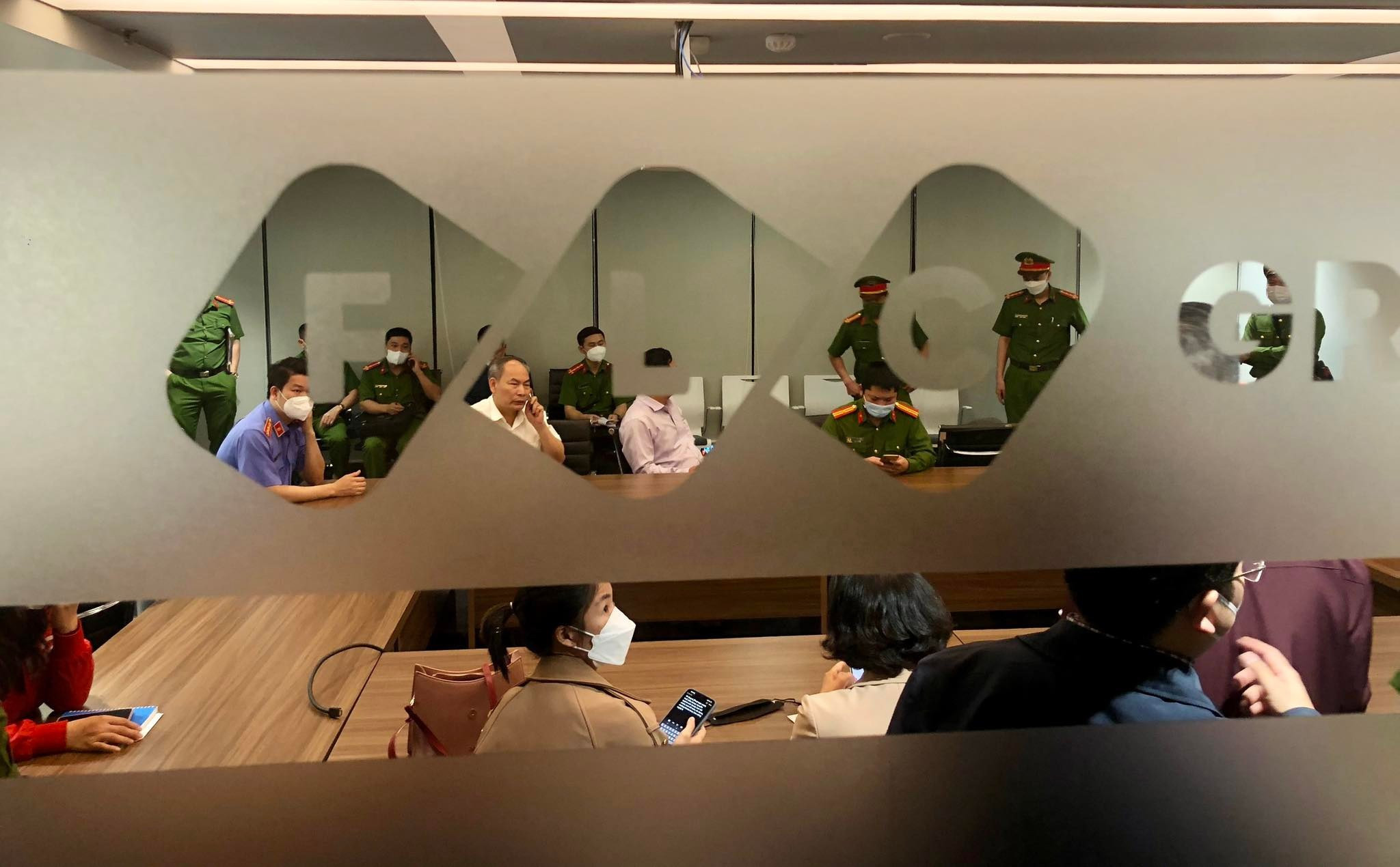 Khám xét bên trong nơi làm việc của Chủ tịch FLC Trịnh Văn Quyết
