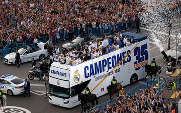 Real Madrid diễu hành hoành tráng ăn mừng chức vô địch La Liga
