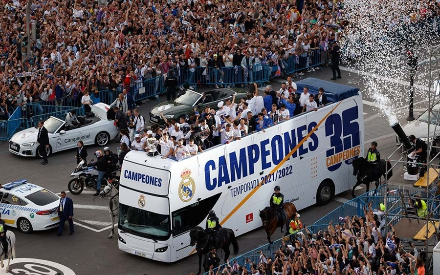 Real Madrid diễu hành hoành tráng ăn mừng chức vô địch La Liga