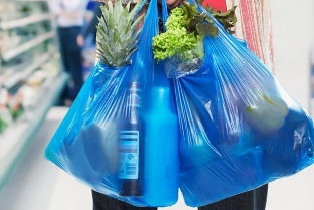 Retailers to be fined if providing single-use plastic bags to consumers from 2026 hinh anh 1