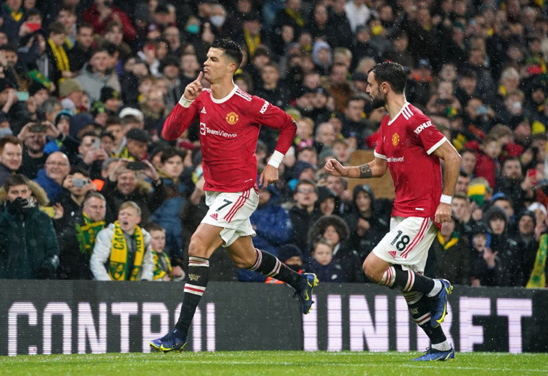 Ronaldo ghi bàn, MU thắng hú vía Norwich