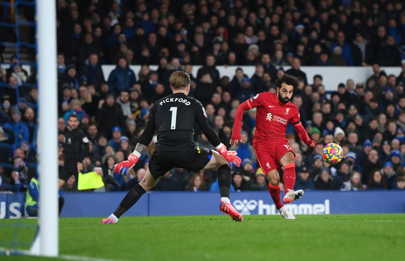 Salah lập cú đúp, Liverpool đè bẹp Everton