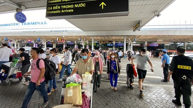 Sân bay, bến xe đông nghịt người về quê dịp lễ 30/4-1/5