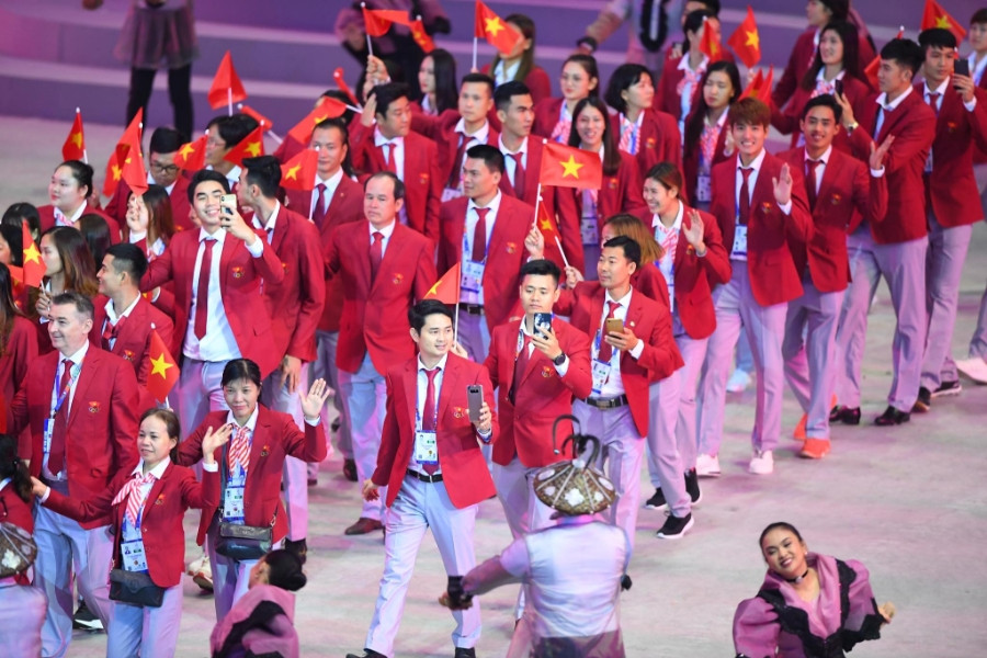 SEA Games 31: Hoàng Xuân Vinh, Ánh Viên rước đuốc trong lễ khai mạc