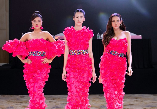 Siêu mẫu Võ Hoàng Yến, Vũ Thu Phương 'đọ' catwalk