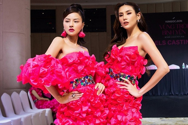 Siêu mẫu Võ Hoàng Yến, Vũ Thu Phương 'đọ' catwalk