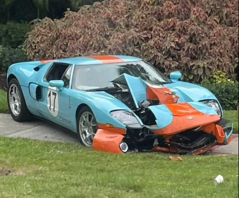 Siêu xe Ford GT hàng hiếm vỡ 